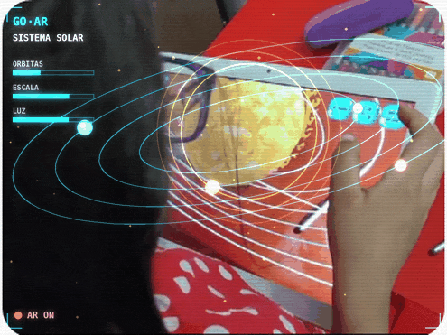 Estudiante explorando el sistema solar en realidad aumentada