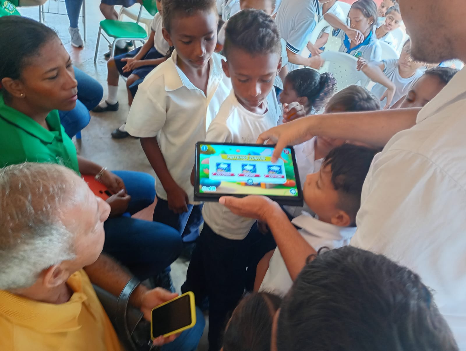 Estudiantes usando la tablet en clase