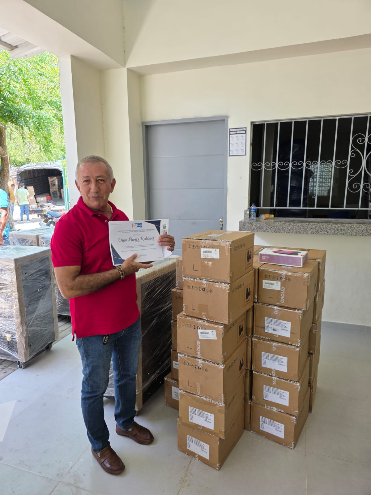 Entrega de tablets en la institución