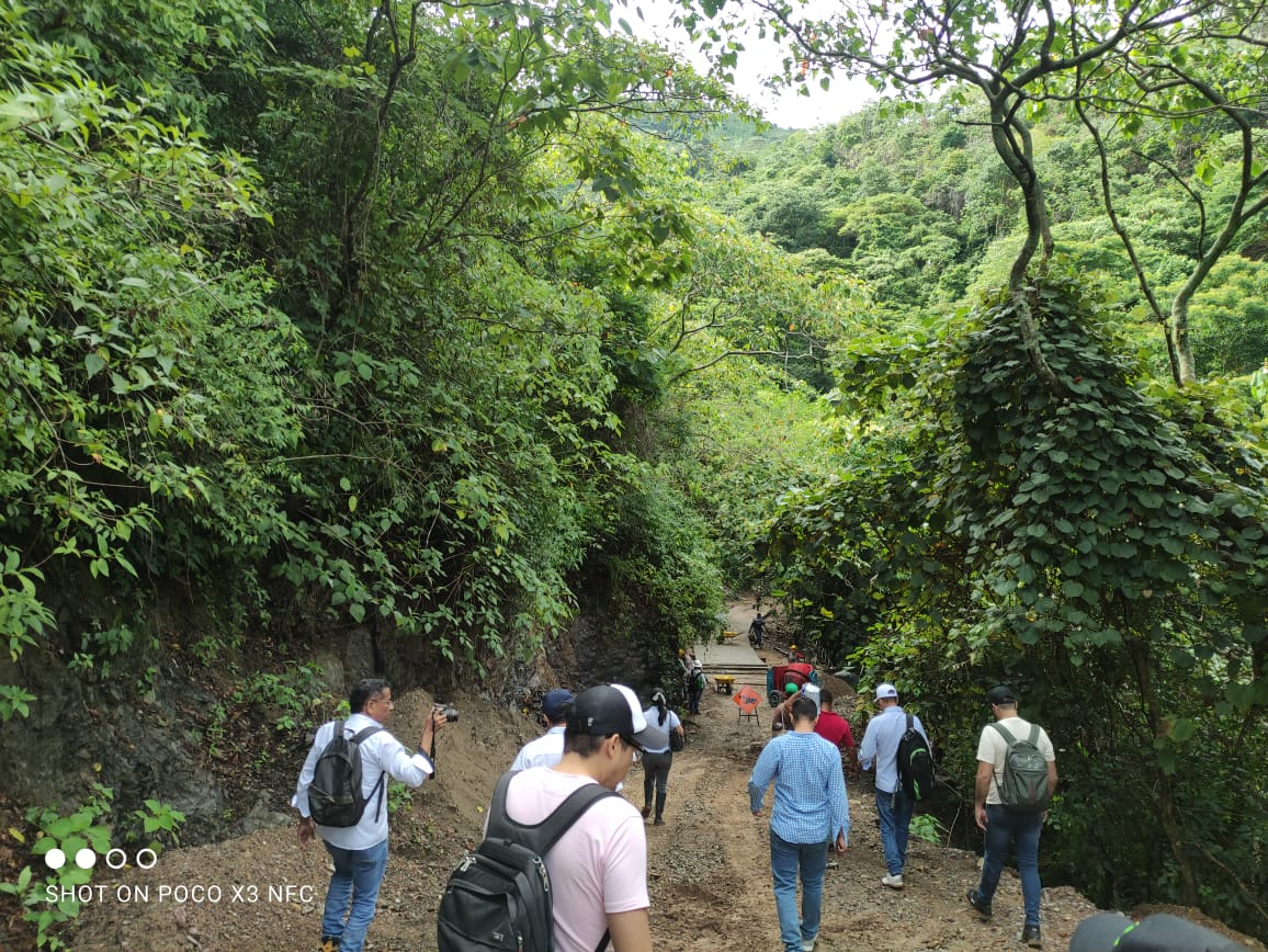 Equipo caminando hacia una vereda