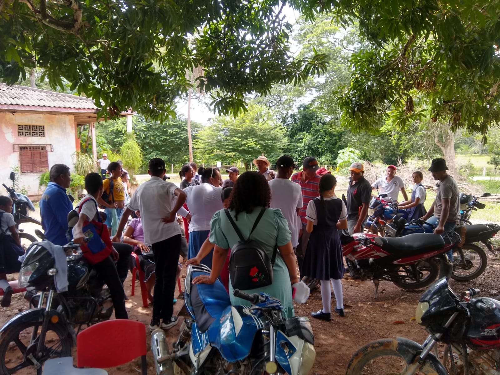 Comunidad reunida para la entrega