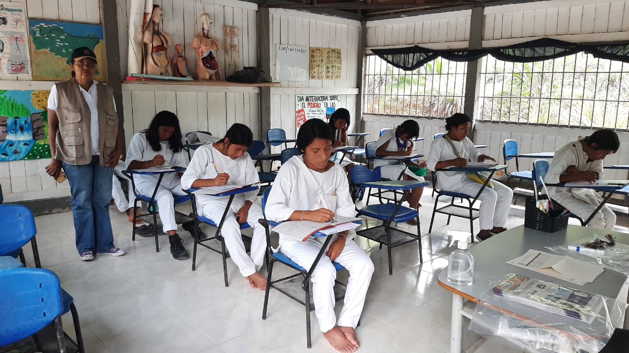 Estudiantes en un aula rural