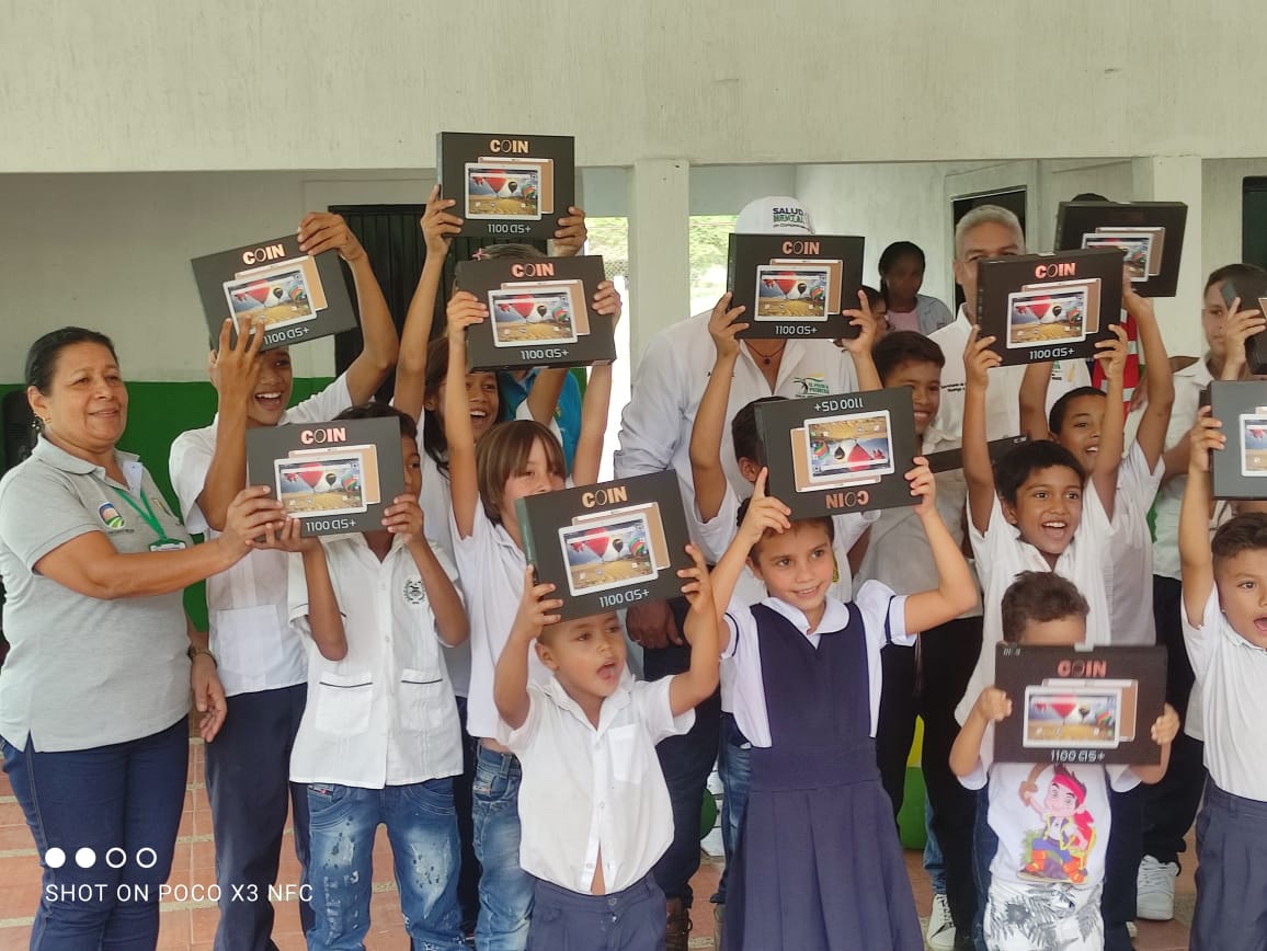 Niños y niñas muestran sus tablets con contenido educativo