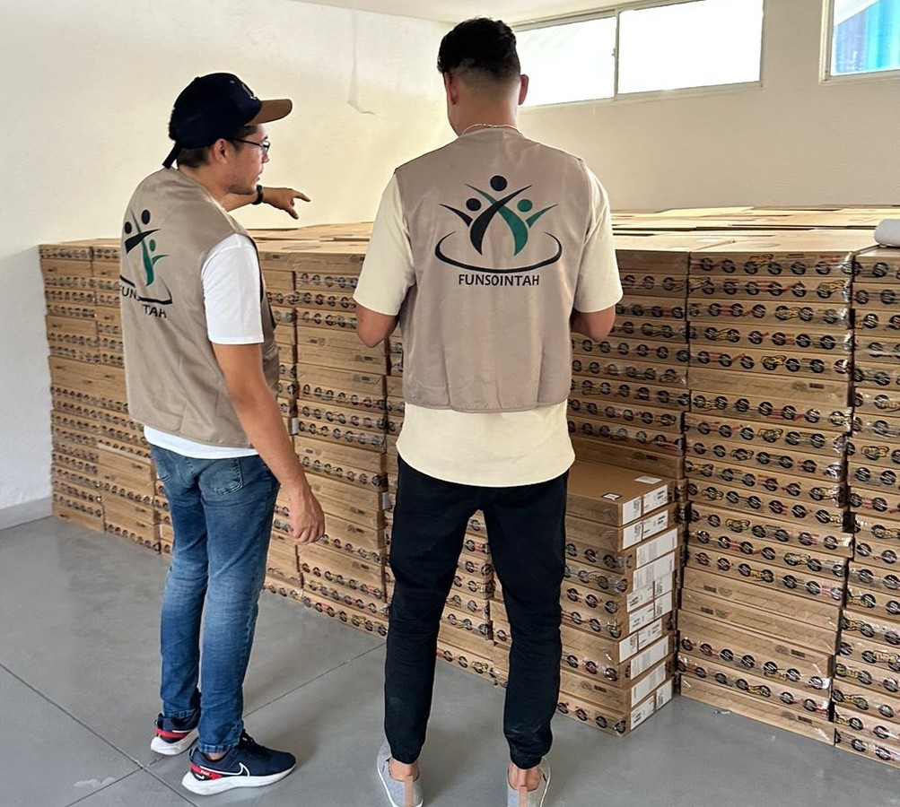 Equipo revisando el inventario