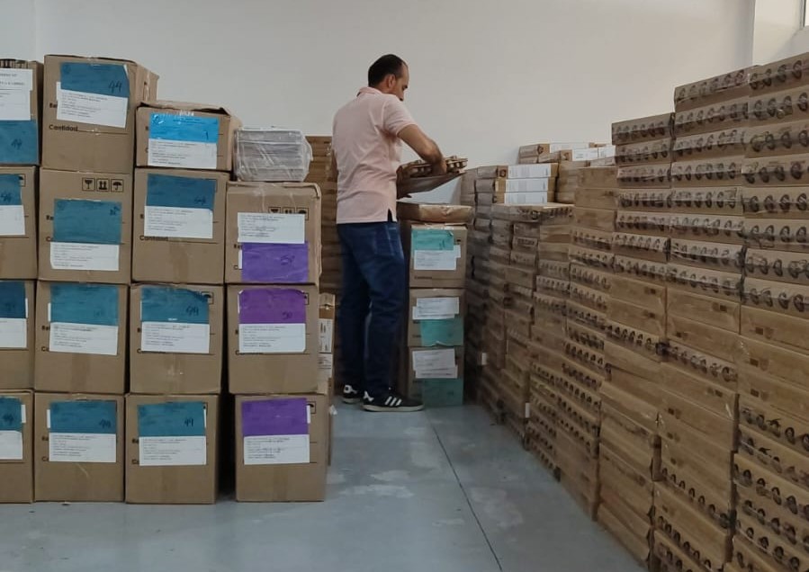 Bodega con cajas de tablets