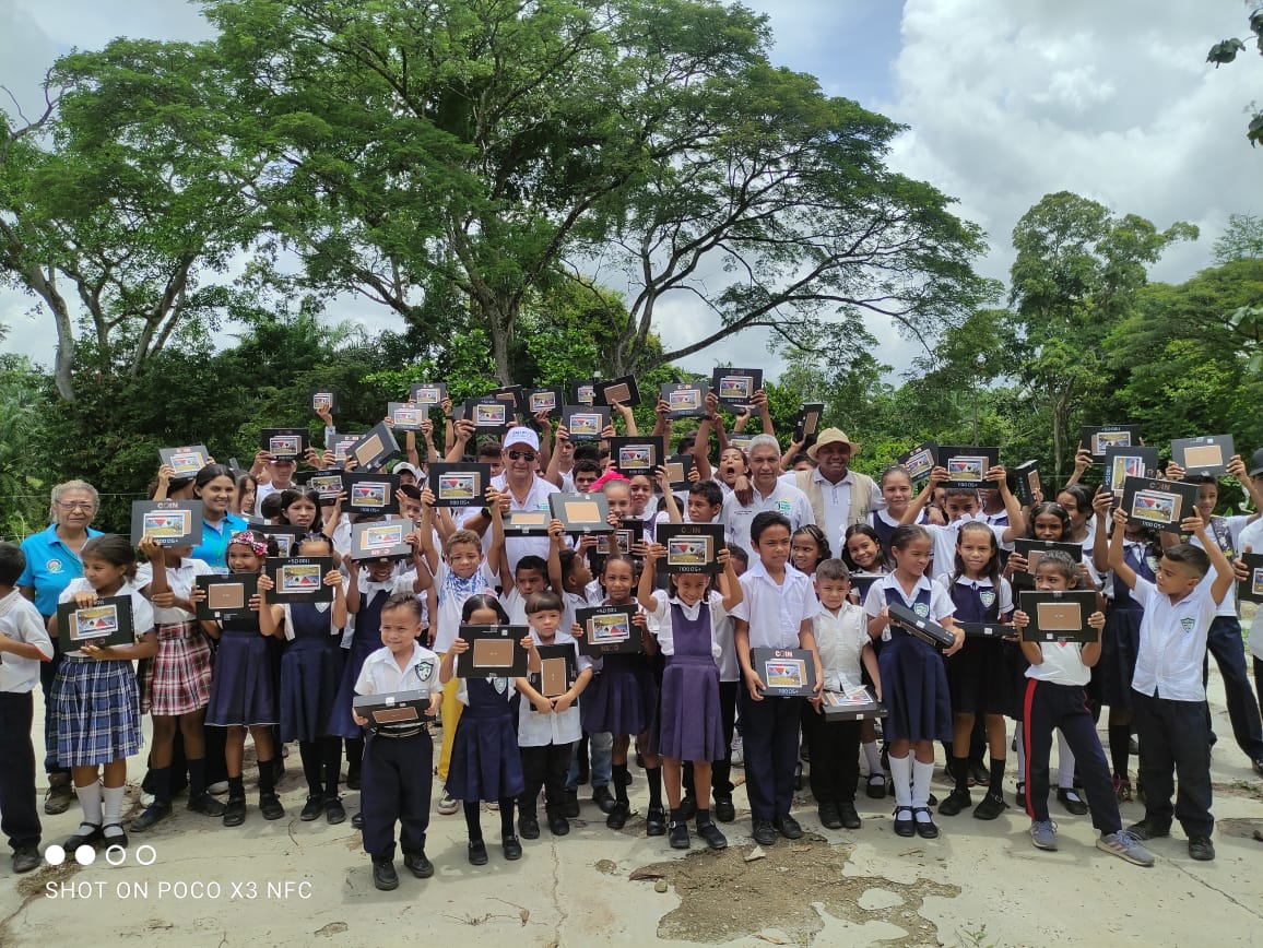 Estudiantes de una institución rural reciben sus tablets GoSmart