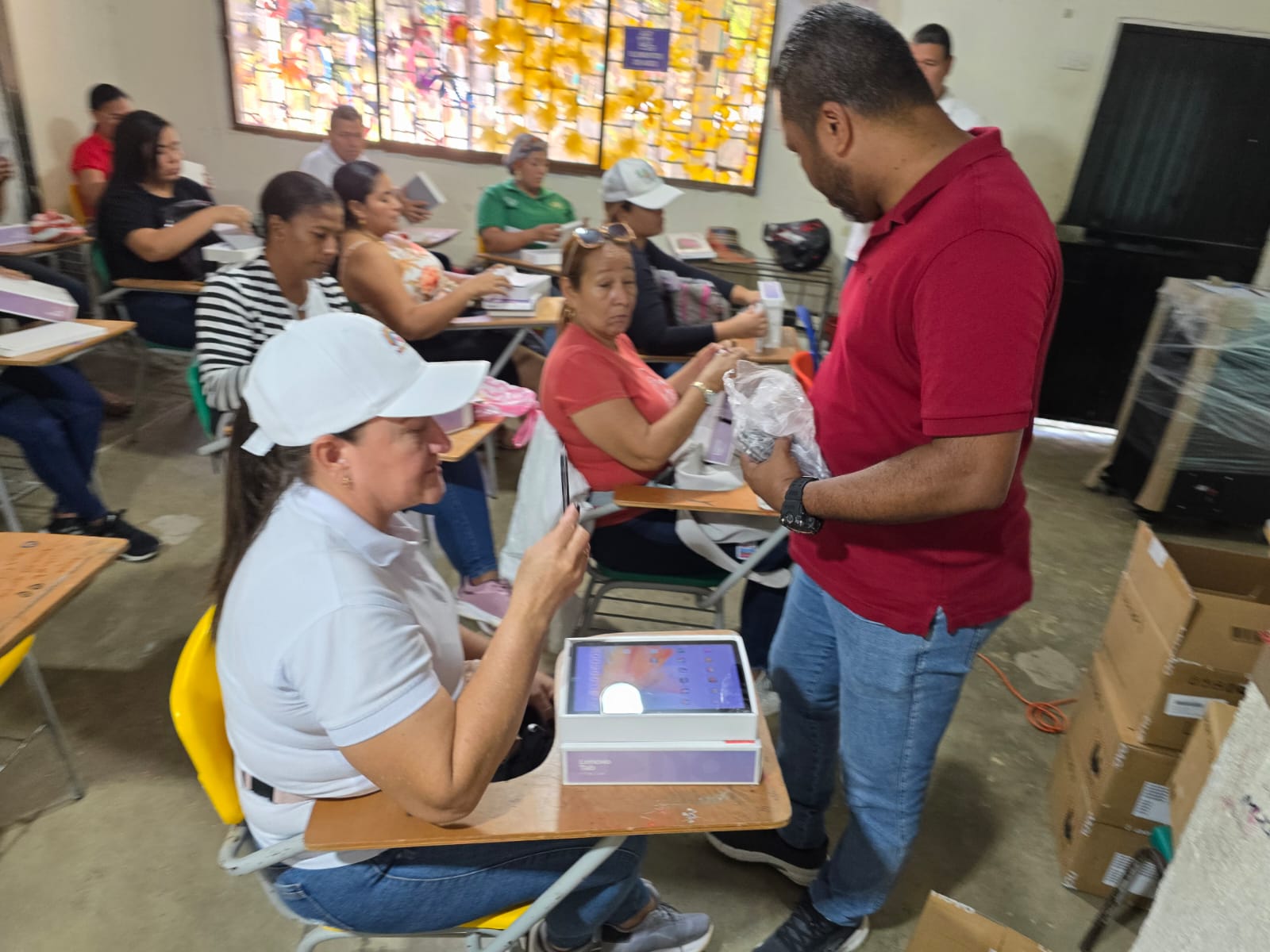 Entrega de equipos a docentes