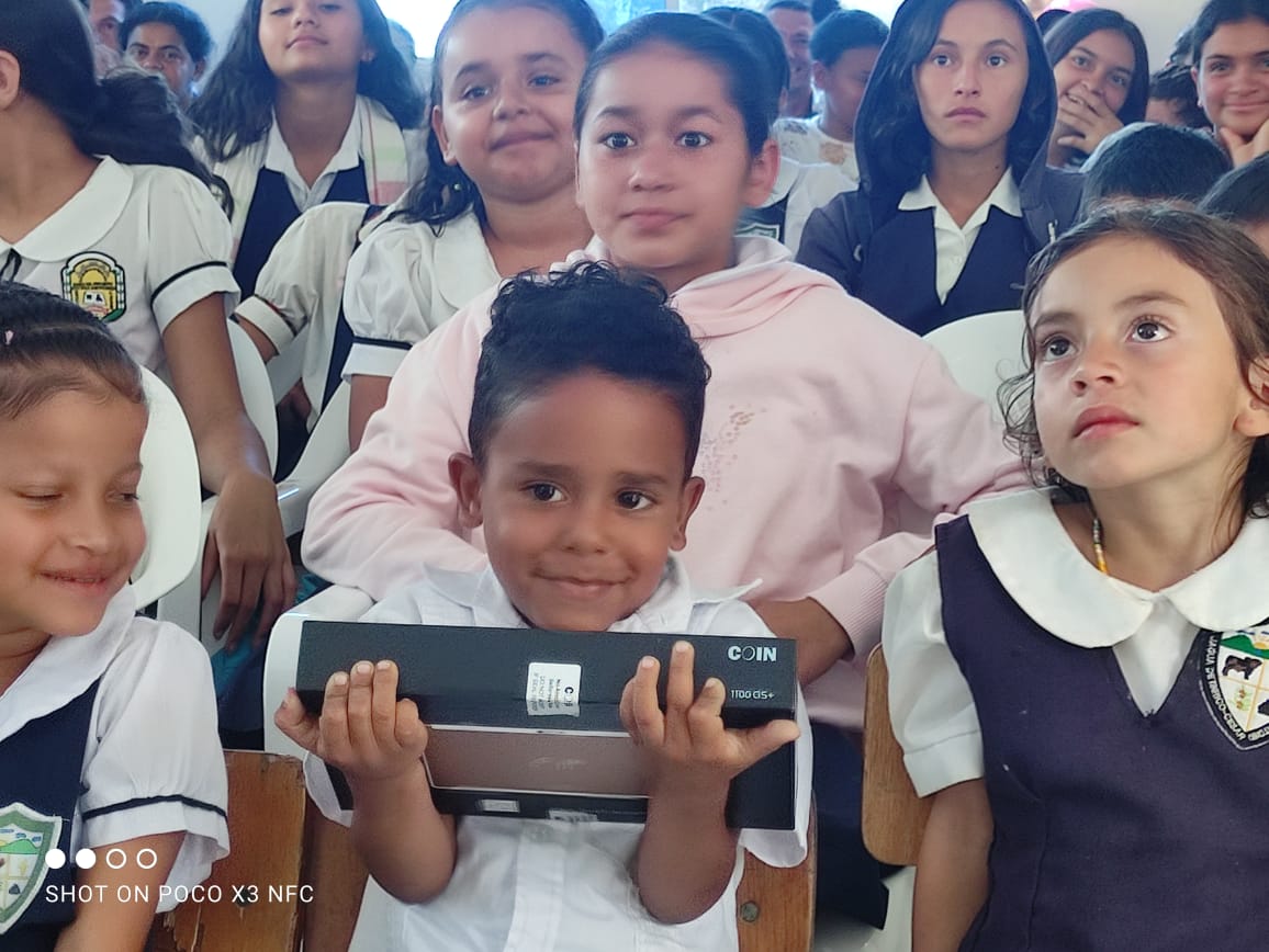 Estudiantes sonrientes con su tablet GoSmart